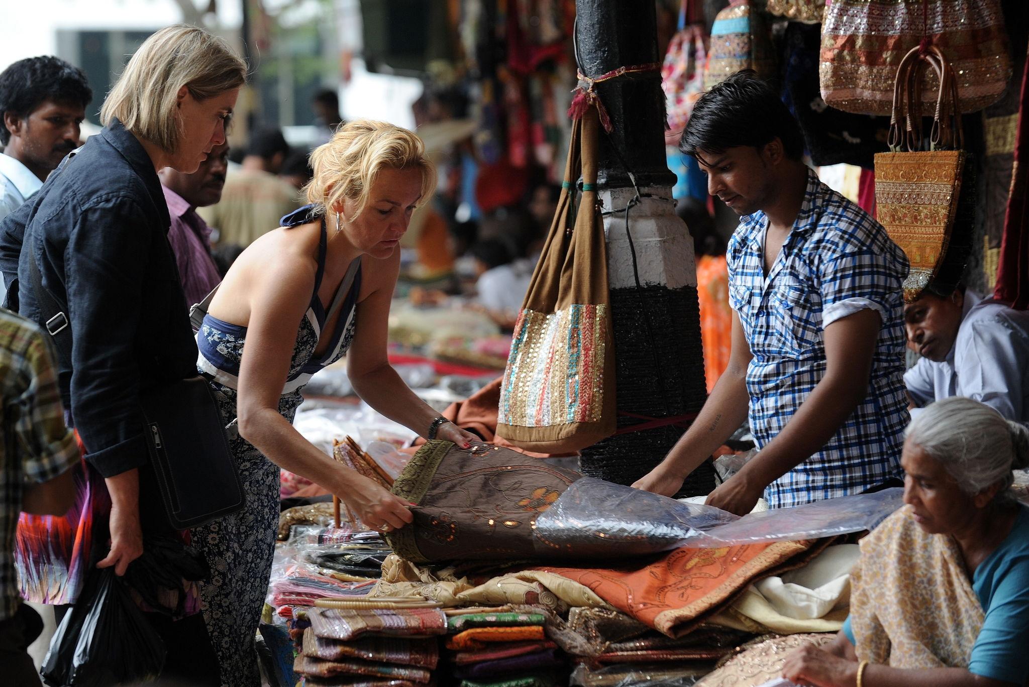 Delhi Shopping Tour with Female Assistant